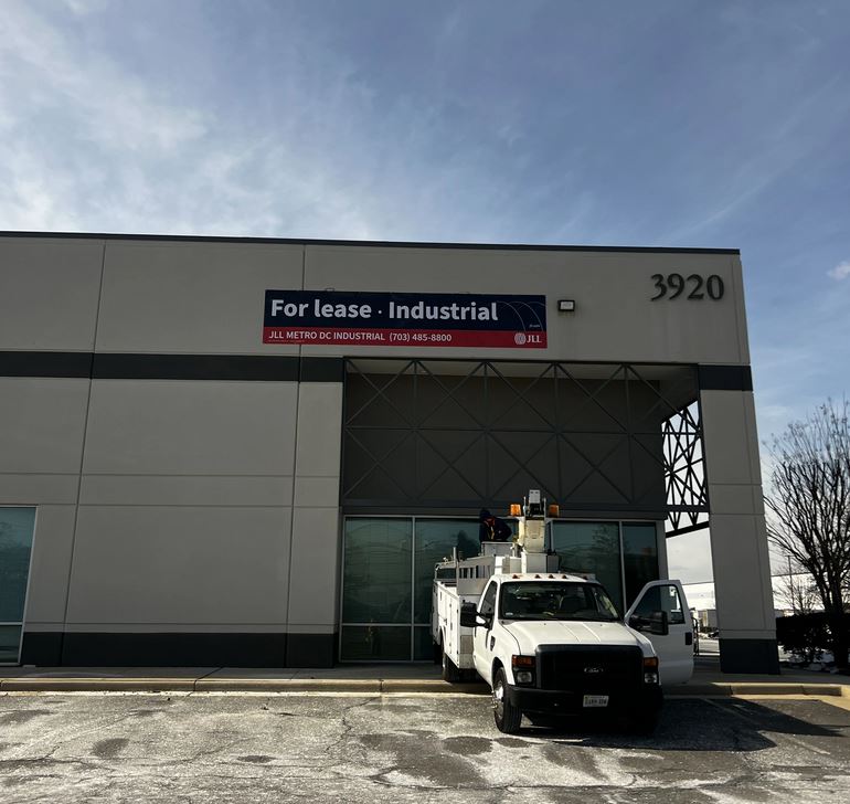 JLL Mid Atlantic partnered with Distinct Sign Solutions for Banner in Chantilly.